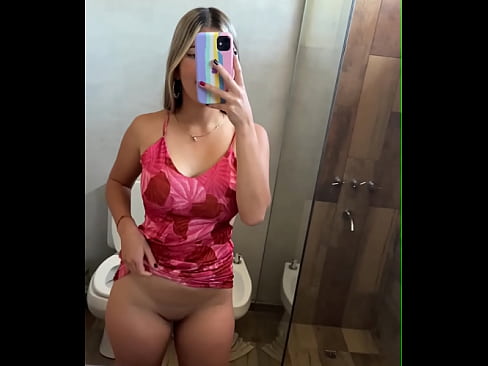 Me levanto el vestido en el baño de mi amiga