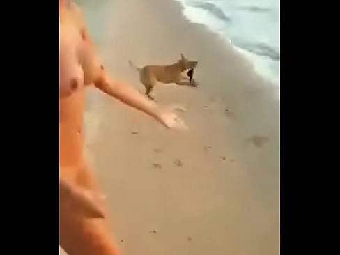 desnuda en la playa 2