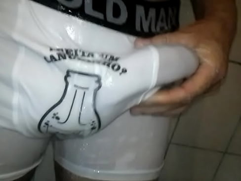 Aceita um canudinho? Pau duro na cueca