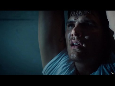 Chris Zylka mostra pênis na série The Leftoves