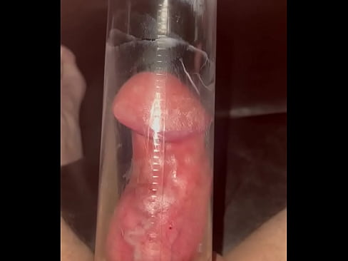 Vacuum pump penis stretching