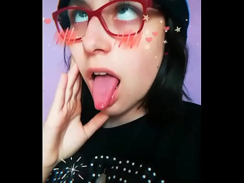 Chicha ahegao toca su nariz con la lengua