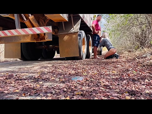 CAMINHOEIRO FUDENDO O CUZINHO DA SAFADA SEM CAMISINHA NA BEIRA DA ESTRADA