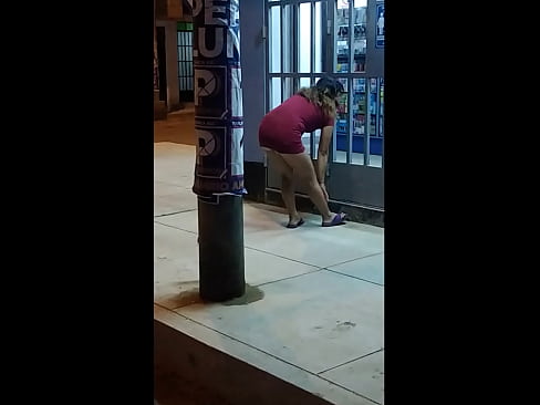 upskirt a chica en la calle se le nota el culo
