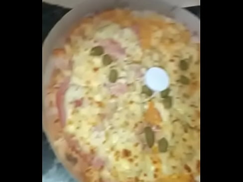 Sergio fazendo jus ao seu nome comendo uma pizza inteira com dinheiro dos otários