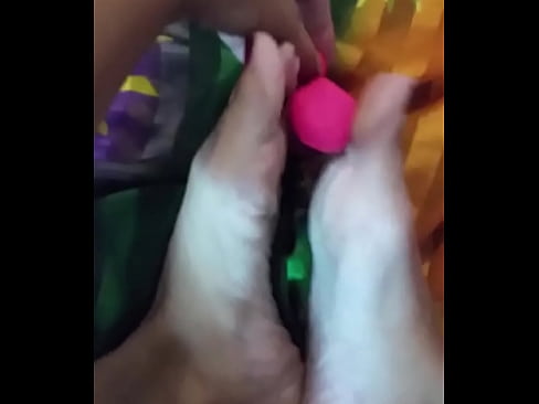 Nikkie Troy jugando con sus pies y su juguete rosado