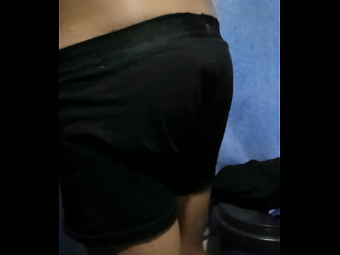 Jovencito muy caliente se masturba y enseña su cuerpo