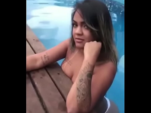 Gata muito gostosa faz um vídeo muito gostoso na piscina