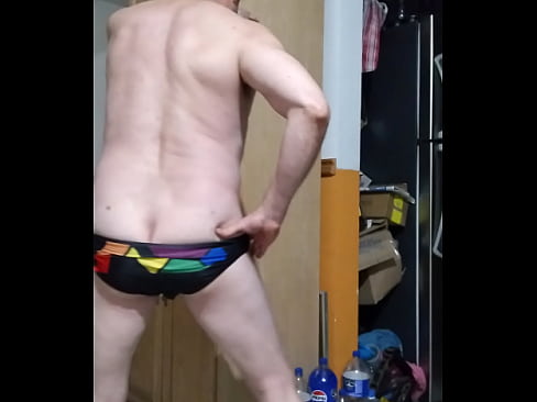 Sensual y candente baile de hombre encuerado.