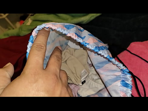 Buecando entre los panties sucios de mi compañera