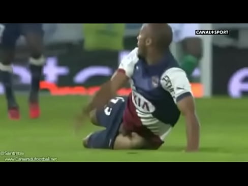 JOGADOR THOMAS TOURÉ ESCORREGA NO CAMPO E MOSTRA O DOTE