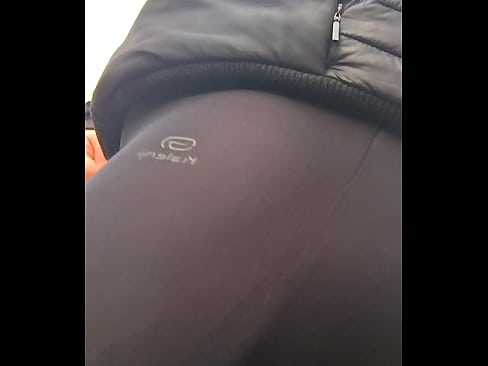 Grosse faggot française marche dehors en leggings, tout le monde peut profiter de la vue de sa petite culotte a travers le legging