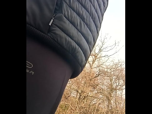 Grosse faggot française marche dehors en leggings, tout le monde peut profiter de la vue de sa petite culotte a travers le legging