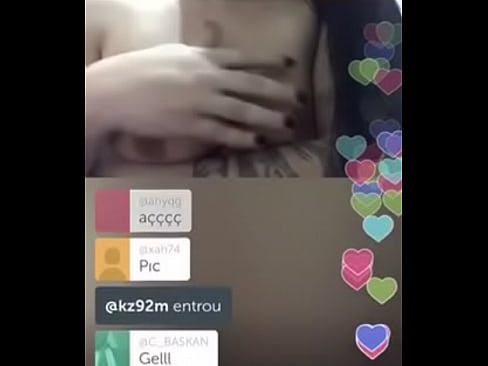 Acariciando suas belas tetas