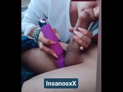 Una chupadita de pito y lo masajeo con mi vibrador