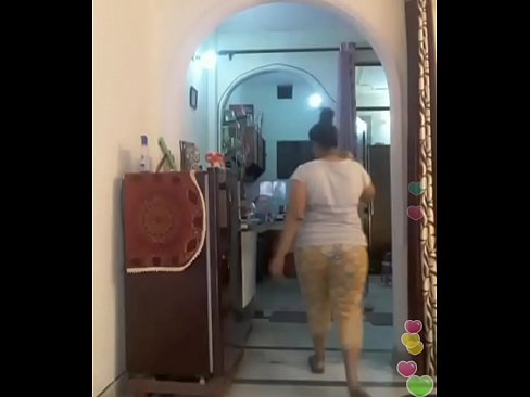 Hot desi indian bhabi shaking her sexi ass &boobs on bigo live...1