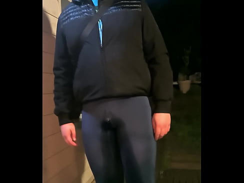 Grosse faggot française pisse dans son leggings juste devant sa maison