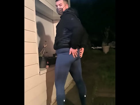 Grosse faggot française pisse dans son leggings juste devant sa maison