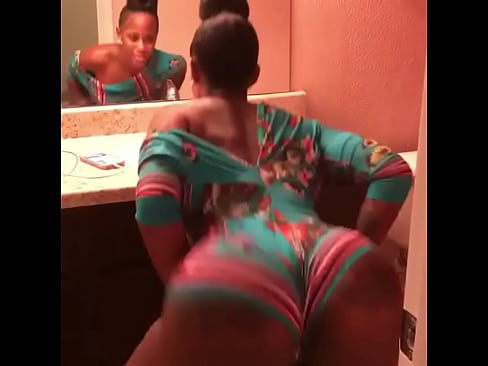 Massive butt ebony twerking
