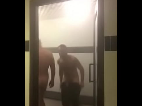 Mamadas en un baño publico