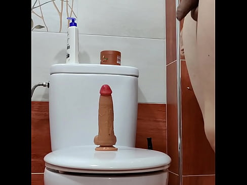 Me lo meto entero por el culo mi dildo