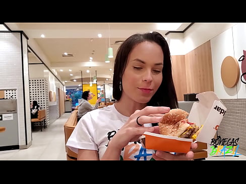 Aleshka Markov apronta dentro do McDonalds enquanto come seu lanche e deixa a Neca sair