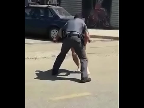Gordinho pauzudo correndo pelado da policia