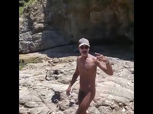 Nadando na praia naturista