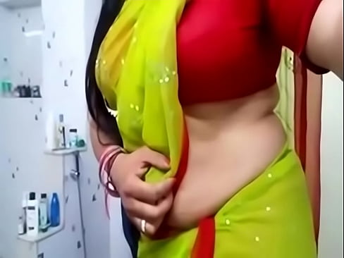 Desi bhabhi hot side boobs and tummy view in blouse for boyfriend