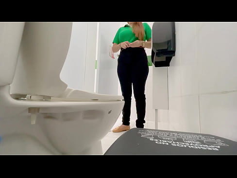 Camara amateur en baño publico graba empleada de almacen de ropa