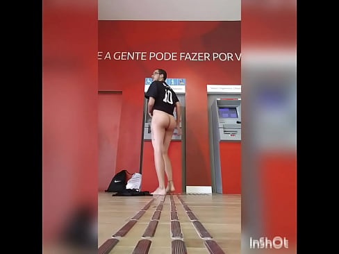 Tirando a roupa na agência bancária