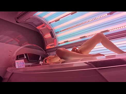 Solo girl play pussy  in solarium Solarium VOYEUR