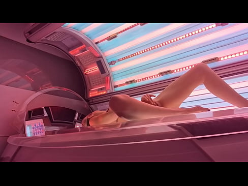 Solo girl play pussy  in solarium Solarium VOYEUR