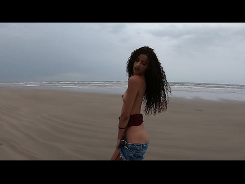 Manoella Fernandes tira tudo na praia de Itanhaém