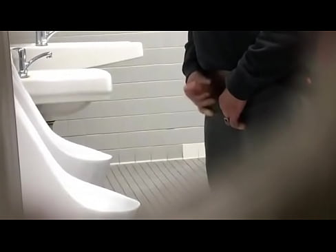 espiando coroa no banheiro publico
