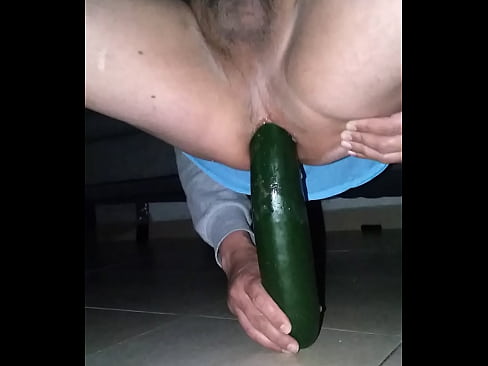 Pepino grande insertado en el ano