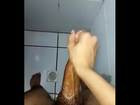 Novinho aliviando no banheiro