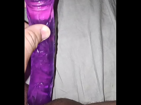 jugando con dildo morado 2 parte