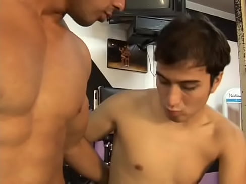 Latin gay couple Caio Barcellos and Poax having sex in the gym