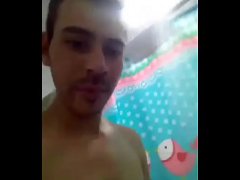 hetero en baño me manda videos