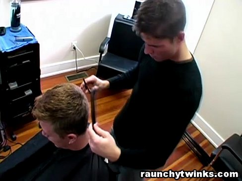 Horny Gay Blows His Cute Hairdresser At The Salon