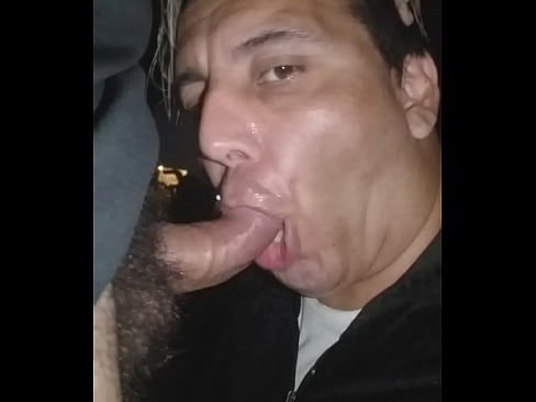 Chico machito de 23 años me come la cola al aire libre