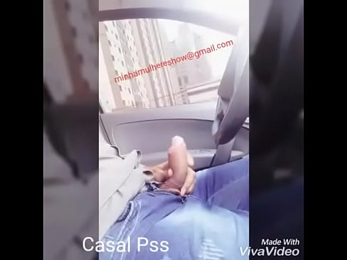 Se masturbando em publico no carro - Casal Pss