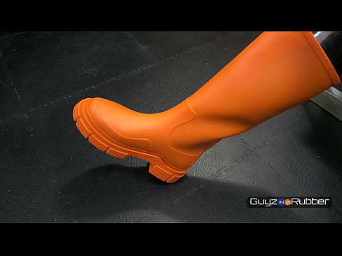 Guyzin2rubber, Rubber n Boots: Quickie in Orange Wellies