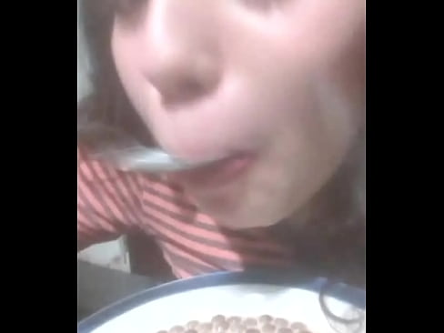 Morra comiendo cereal