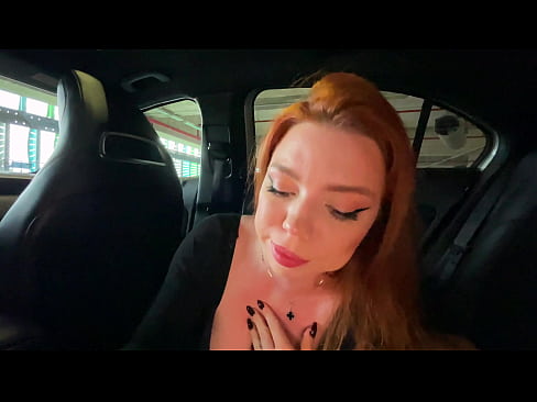 Sex in the car for an iPhone! She swallows everything