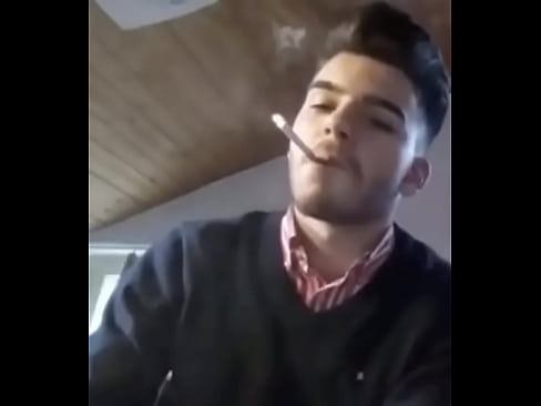 Garotão lindo acendo o cigarro