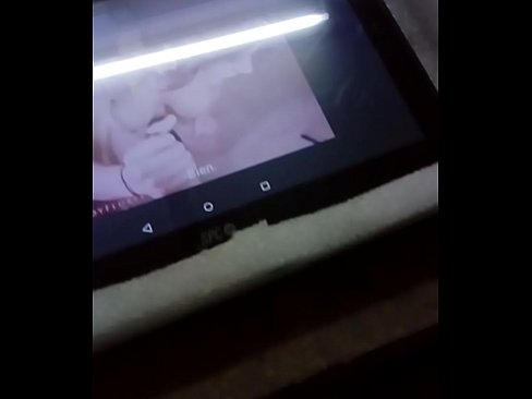 Viendo porno en el trabajo cuando estoy caliente y no tengo que hacer