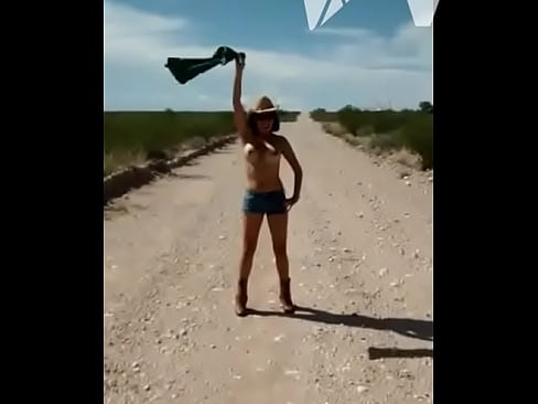 Gatita vaquera en el desierto de Chihuahua