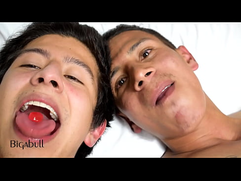 Dos chicos mostrando la boca y lengua